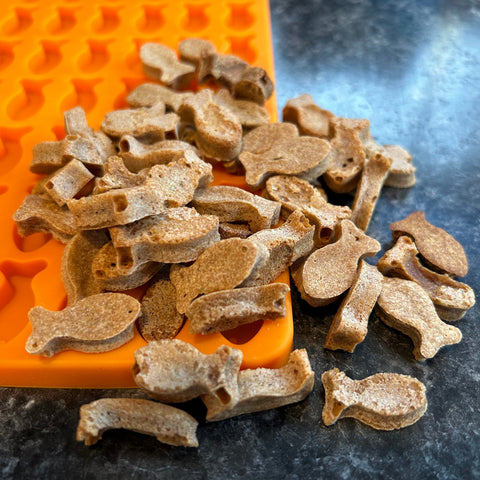 Lucy Loo Cat Treat - Salmon (2 oz. Bag)